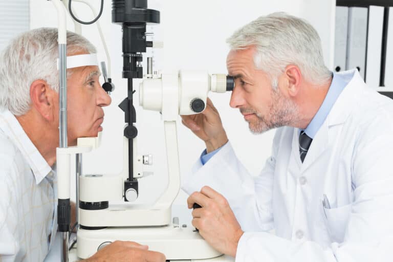 מטופל עובר בדיקת עיניים אצל רופא