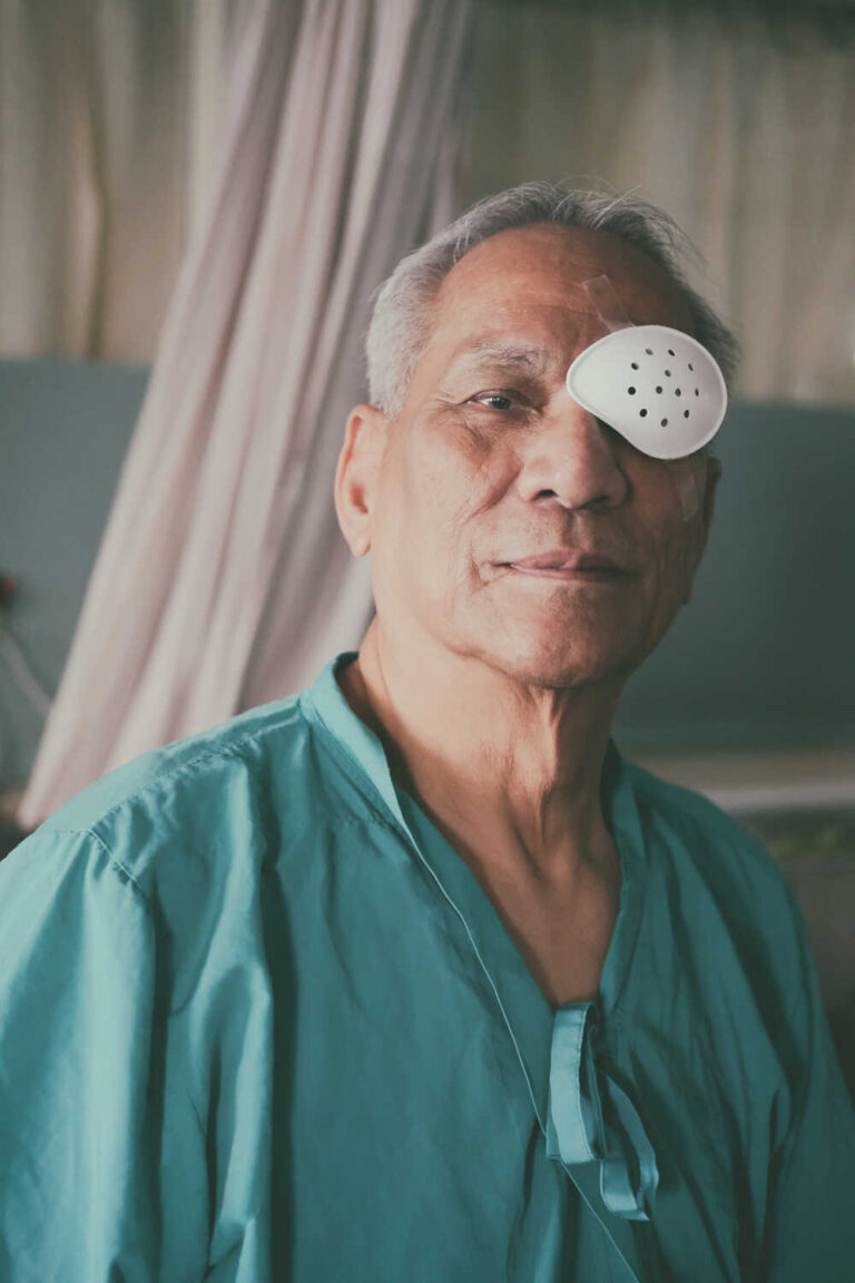 בחור מבוגר לאחר ניתוח קטרקט בעיניים