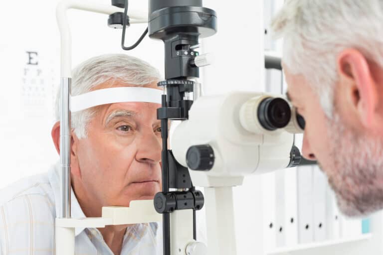 הכנות לפני ניתוח קטרקט עם רופא עיניים